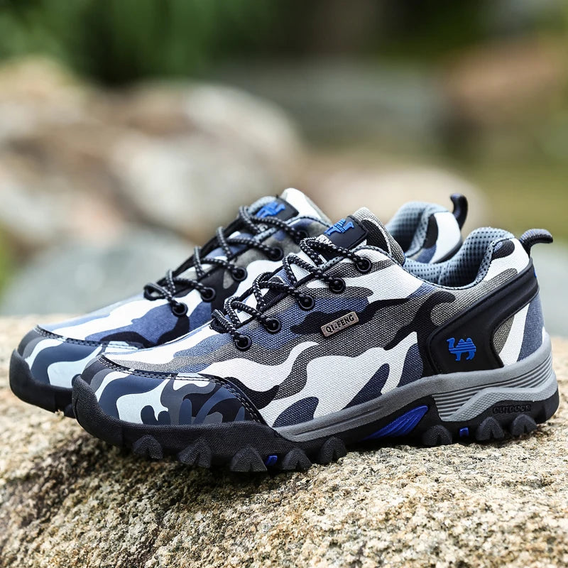 Bota Masculina Monzzani Adventure Camuflada Army, com solado antiderrapante e forro respirável, ideal para resistência e conforto em qualquer terreno.