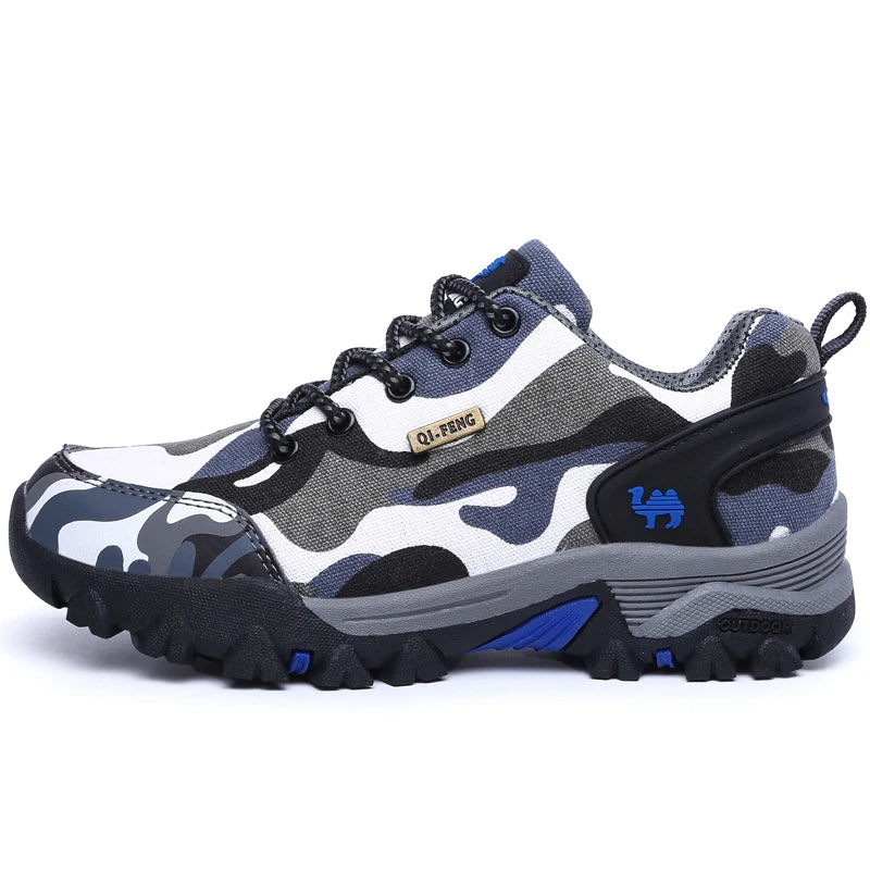 Bota Masculina Monzzani Adventure Camuflada Army, com solado antiderrapante e forro respirável, ideal para resistência e conforto em qualquer terreno.