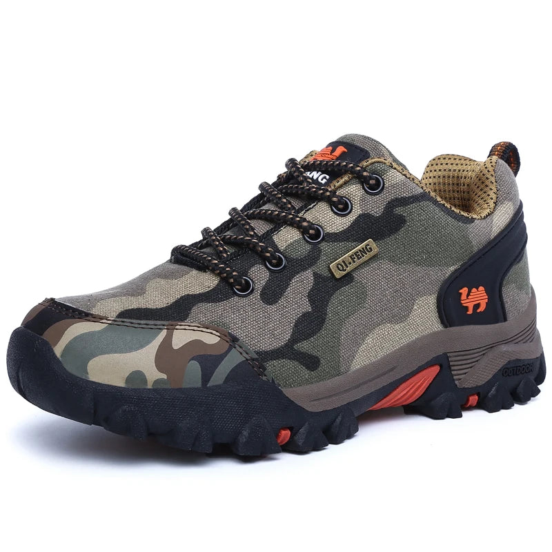 Bota Masculina Monzzani Adventure Camuflada Army, com solado antiderrapante e forro respirável, ideal para resistência e conforto em qualquer terreno.