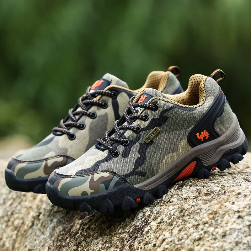 Bota Masculina Monzzani Adventure Camuflada Army, com solado antiderrapante e forro respirável, ideal para resistência e conforto em qualquer terreno.