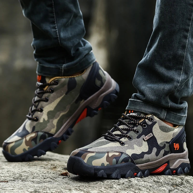 Bota Masculina Monzzani Adventure Camuflada Army, com solado antiderrapante e forro respirável, ideal para resistência e conforto em qualquer terreno.