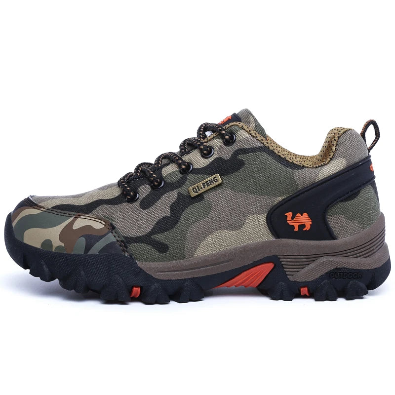 Bota Masculina Monzzani Adventure Camuflada Army, com solado antiderrapante e forro respirável, ideal para resistência e conforto em qualquer terreno.