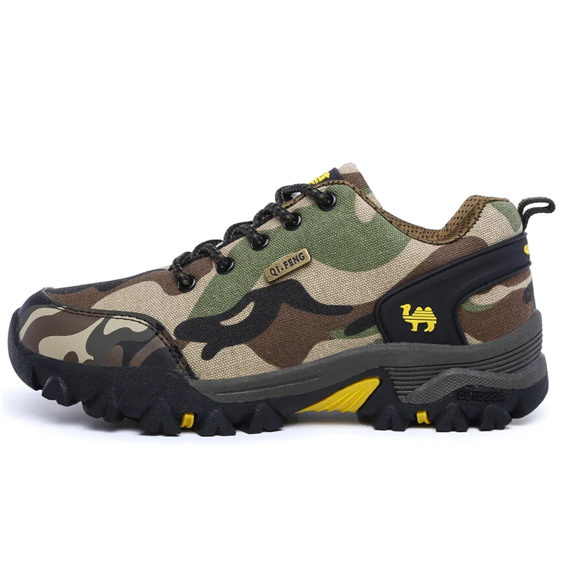 Bota Masculina Monzzani Adventure Camuflada Army, com solado antiderrapante e forro respirável, ideal para resistência e conforto em qualquer terreno.