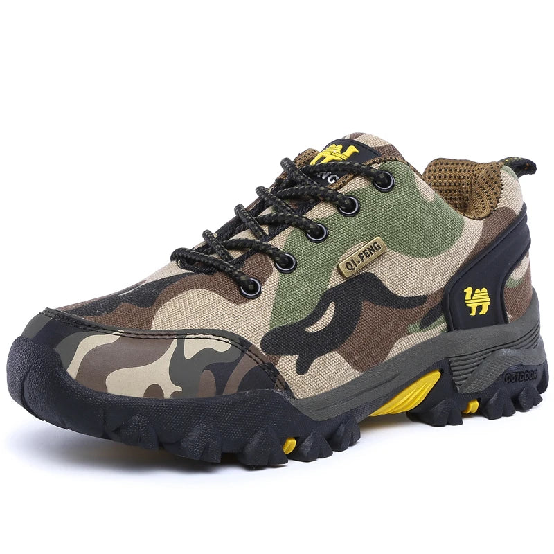 Bota Masculina Monzzani Adventure Camuflada Army, com solado antiderrapante e forro respirável, ideal para resistência e conforto em qualquer terreno.