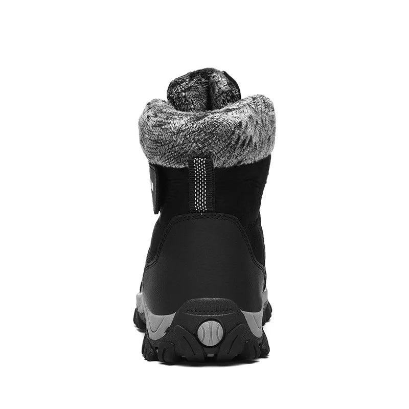 Bota Masculina Monzzani Snow Fashion em camurça premium, forrada com pelúcia e solado antiderrapante para máximo conforto e proteção no inverno.