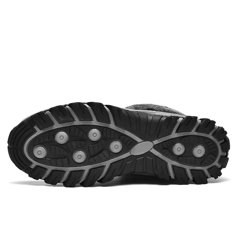 Bota Masculina Monzzani Snow Fashion em camurça premium, forrada com pelúcia e solado antiderrapante para máximo conforto e proteção no inverno.