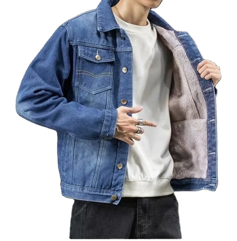 Jaqueta Masculina Jeans Monzzani® com forro de lã acolchoado, estilo clássico e fechamento em botões, perfeita para dias frios e ambientes climatizados.