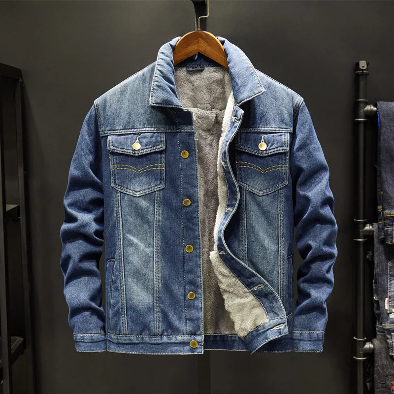 Jaqueta Masculina Jeans Monzzani® com forro de lã acolchoado, estilo clássico e fechamento em botões, perfeita para dias frios e ambientes climatizados.