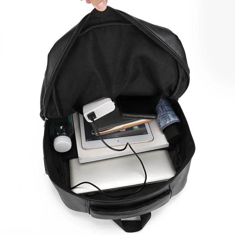 Mochila Executiva Monzzani MZ803 em couro, com alças acolchoadas, acabamento refinado e compartimento para notebook.