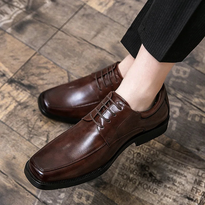 Sapato masculino Derby Monzzani MZ920 em couro envernizado com sola vulcanizada, design elegante e versátil para composições sociais e formais.