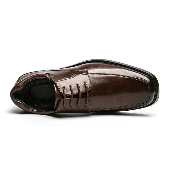 Sapato masculino Derby Monzzani MZ920 em couro envernizado com sola vulcanizada, design elegante e versátil para composições sociais e formais.