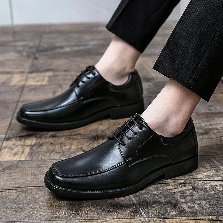 Sapato masculino Derby Monzzani MZ920 em couro envernizado com sola vulcanizada, design elegante e versátil para composições sociais e formais.