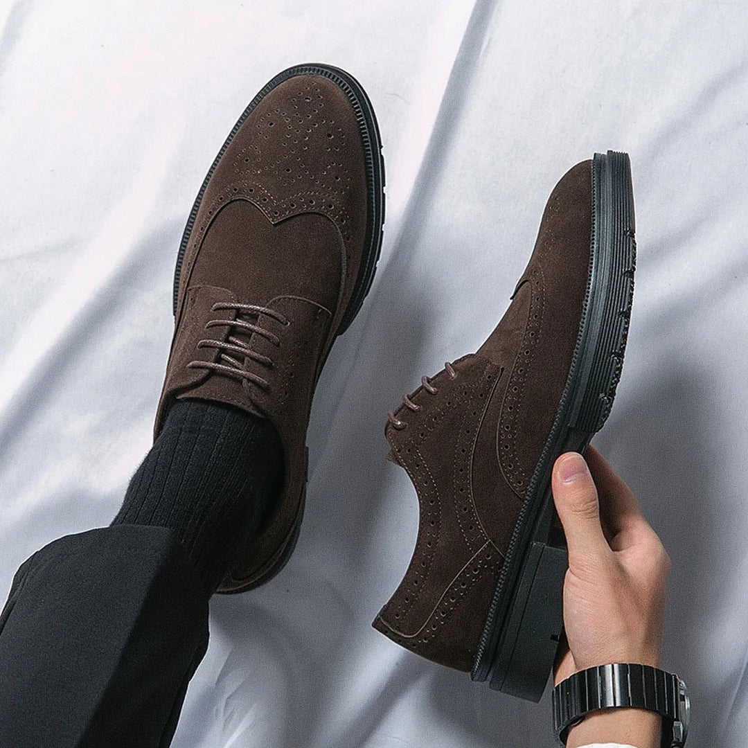 Sapato masculino Derby Monzzani MZ909 em camurça, com solado tratorado e plataforma de 4 cm, ideal para looks sociais e casuais com estilo e conforto.
