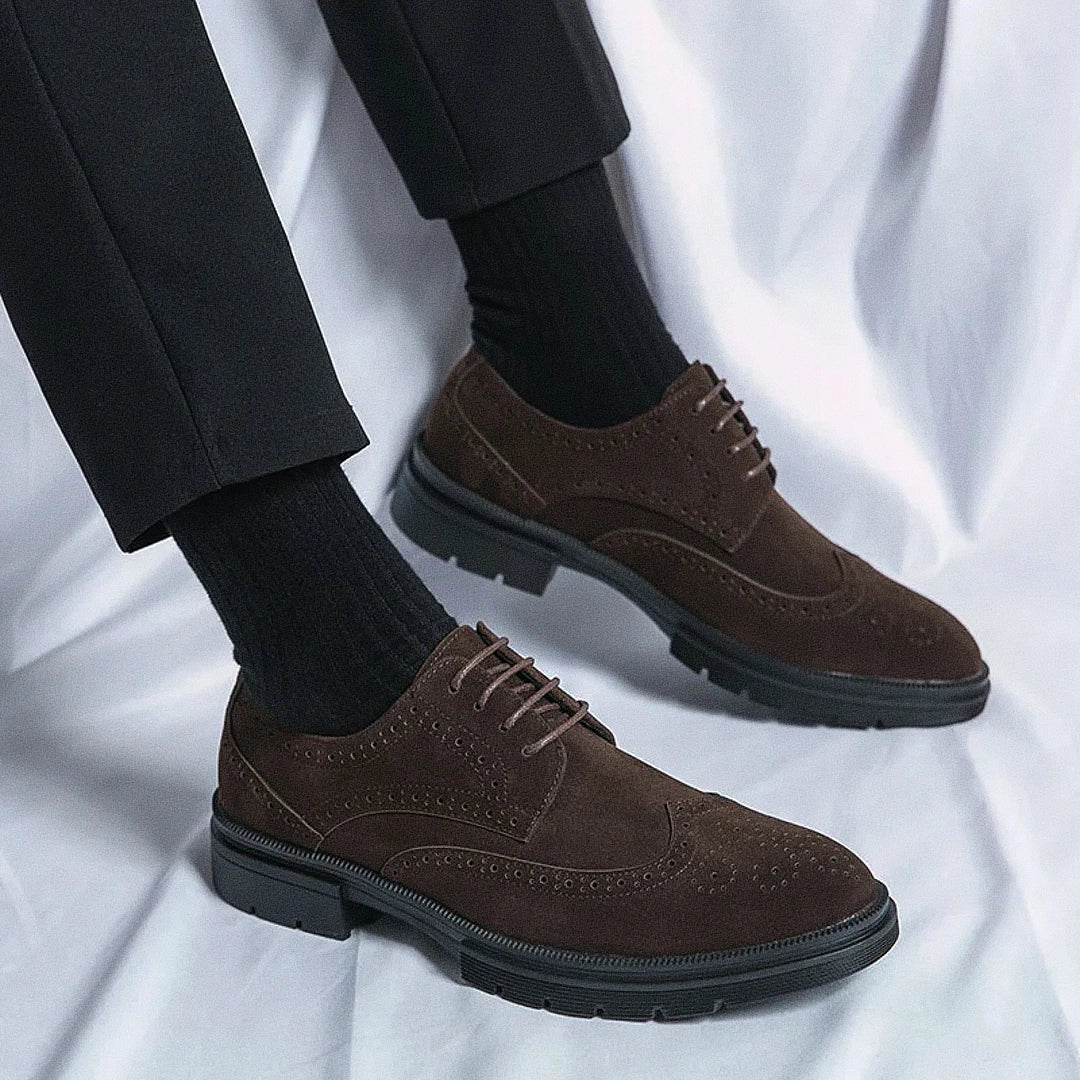 Sapato masculino Derby Monzzani MZ909 em camurça, com solado tratorado e plataforma de 4 cm, ideal para looks sociais e casuais com estilo e conforto.