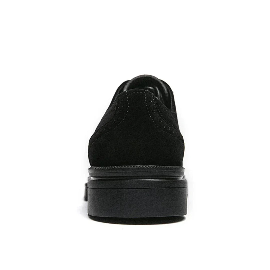 Sapato masculino Derby Monzzani MZ909 em camurça, com solado tratorado e plataforma de 4 cm, ideal para looks sociais e casuais com estilo e conforto.