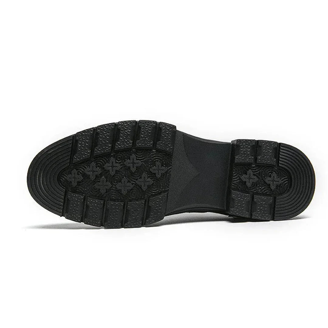Sapato masculino Derby Monzzani MZ909 em camurça, com solado tratorado e plataforma de 4 cm, ideal para looks sociais e casuais com estilo e conforto.
