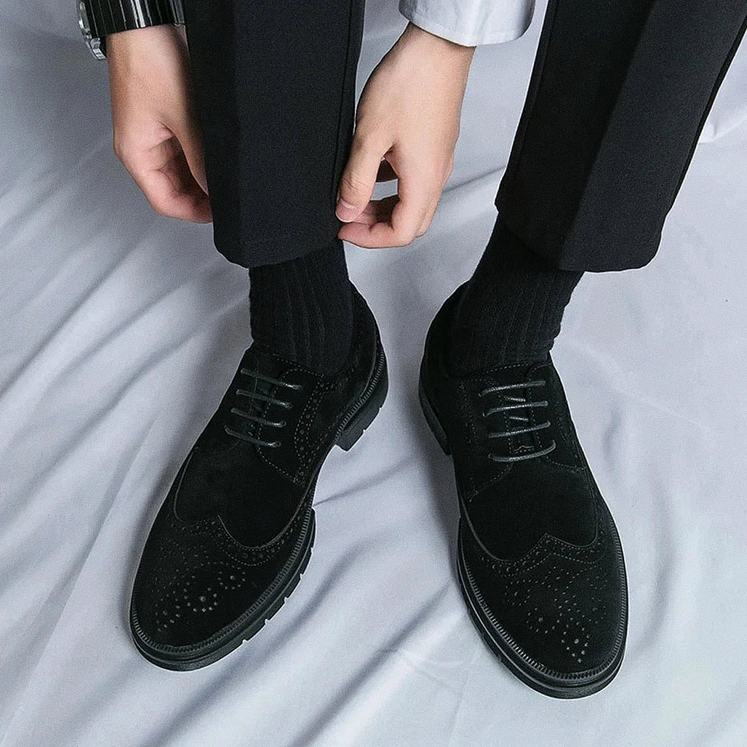 Sapato masculino Derby Monzzani MZ909 em camurça, com solado tratorado e plataforma de 4 cm, ideal para looks sociais e casuais com estilo e conforto.