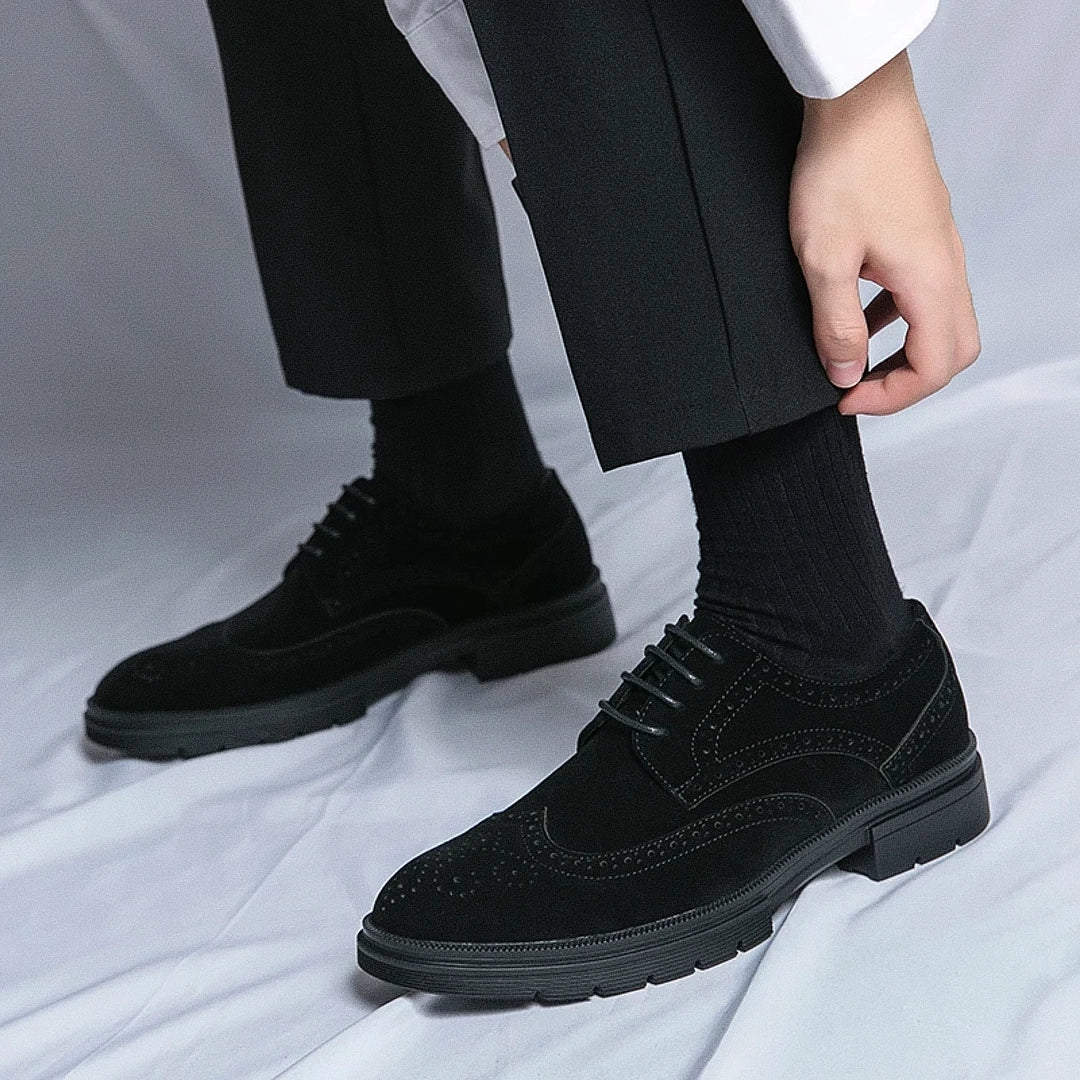 Sapato masculino Derby Monzzani MZ909 em camurça, com solado tratorado e plataforma de 4 cm, ideal para looks sociais e casuais com estilo e conforto.