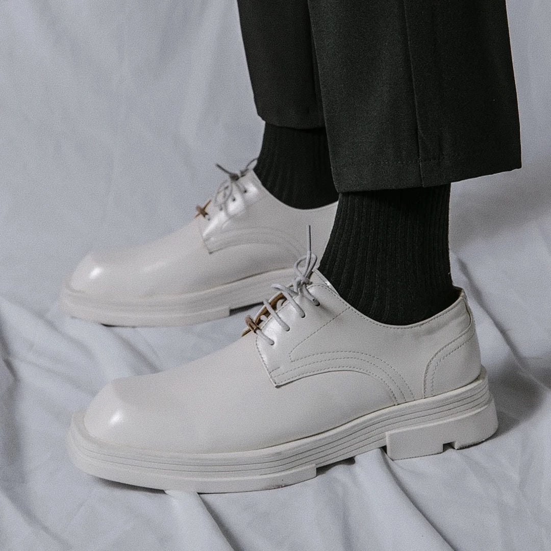 Sapato masculino Derby Monzzani MZ910 em couro premium fosco, com solado tratorado de 5 cm, ideal para composições urbanas, sociais e casuais com estilo.