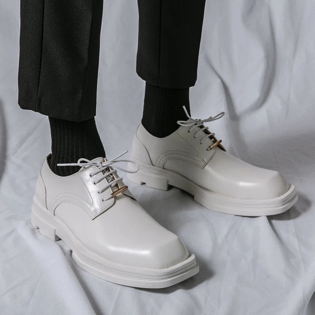 Sapato masculino Derby Monzzani MZ910 em couro premium fosco, com solado tratorado de 5 cm, ideal para composições urbanas, sociais e casuais com estilo.