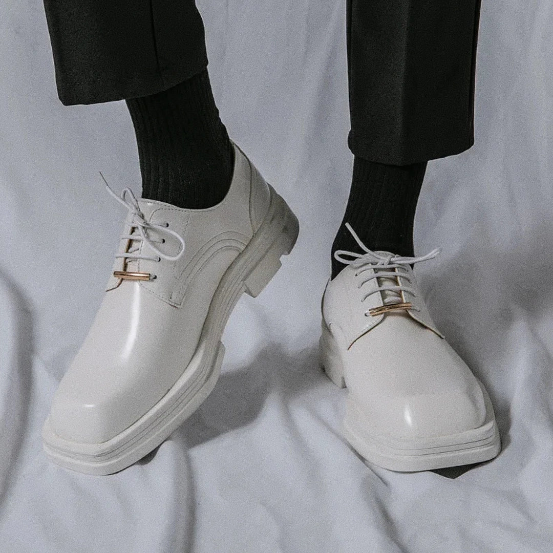 Sapato masculino Derby Monzzani MZ910 em couro premium fosco, com solado tratorado de 5 cm, ideal para composições urbanas, sociais e casuais com estilo.