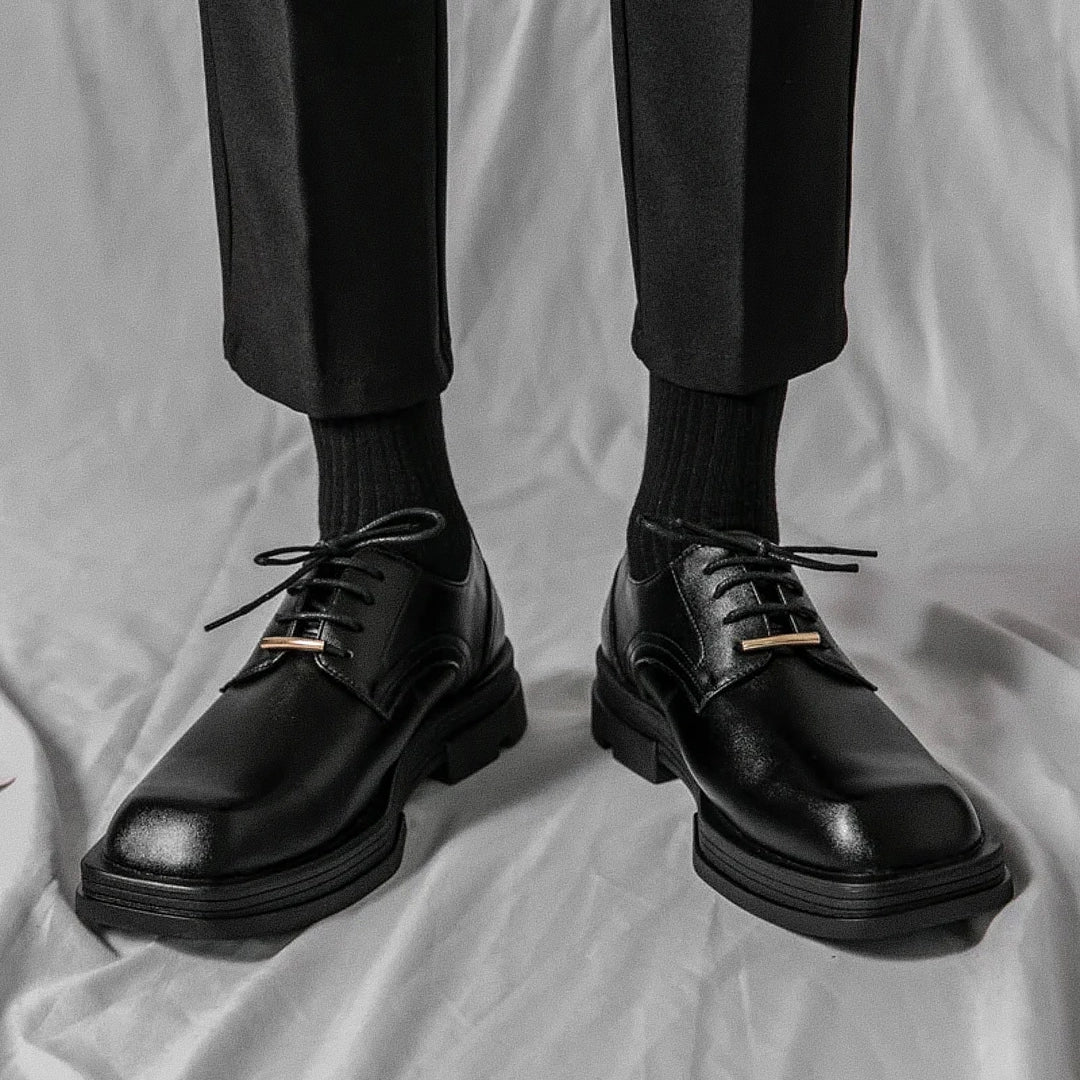 Sapato masculino Derby Monzzani MZ910 em couro premium fosco, com solado tratorado de 5 cm, ideal para composições urbanas, sociais e casuais com estilo.