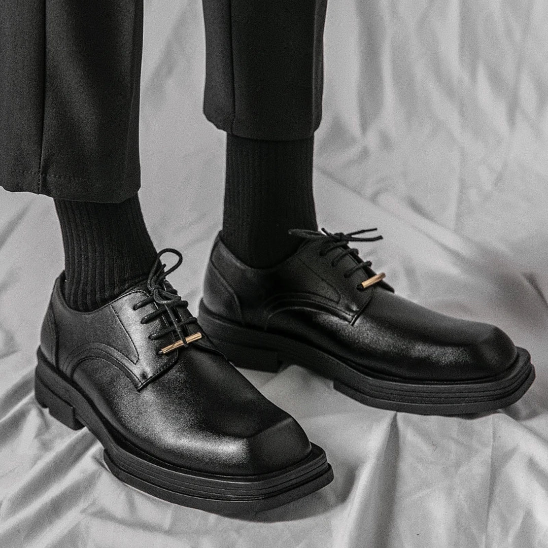 Sapato masculino Derby Monzzani MZ910 em couro premium fosco, com solado tratorado de 5 cm, ideal para composições urbanas, sociais e casuais com estilo.