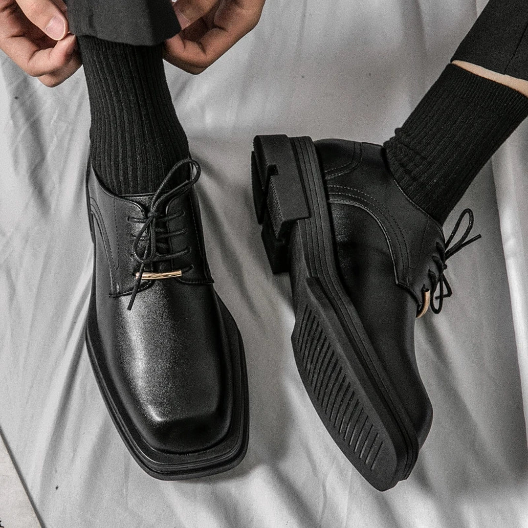 Sapato masculino Derby Monzzani MZ910 em couro premium fosco, com solado tratorado de 5 cm, ideal para composições urbanas, sociais e casuais com estilo.