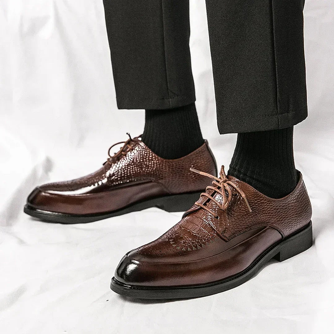 Sapato masculino Derby Monzzani MZ913 em couro texturizado em escamas, design elegante com plataforma de 4 cm, ideal para looks formais e casuais.