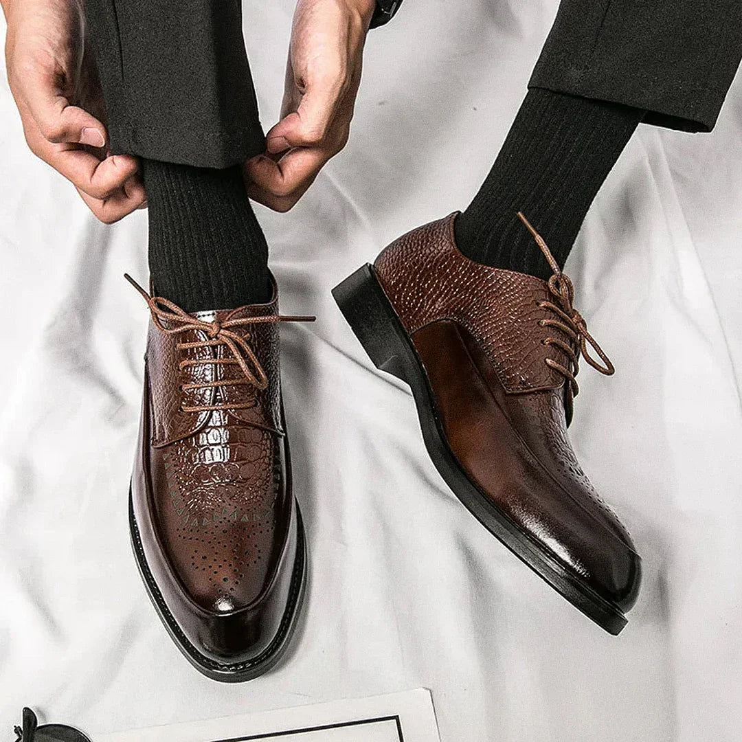 Sapato masculino Derby Monzzani MZ913 em couro texturizado em escamas, design elegante com plataforma de 4 cm, ideal para looks formais e casuais.