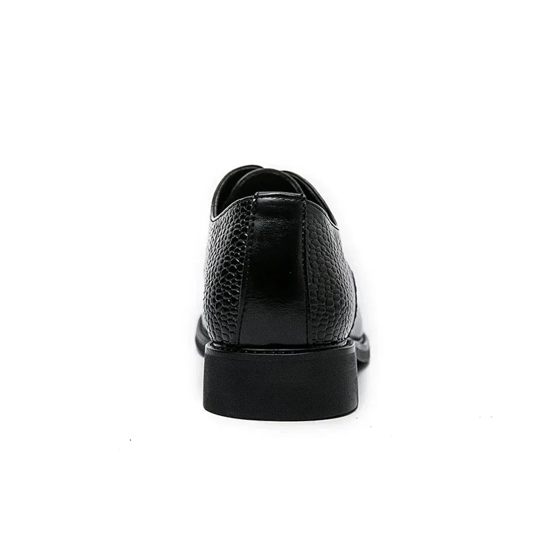Sapato masculino Derby Monzzani MZ913 em couro texturizado em escamas, design elegante com plataforma de 4 cm, ideal para looks formais e casuais.