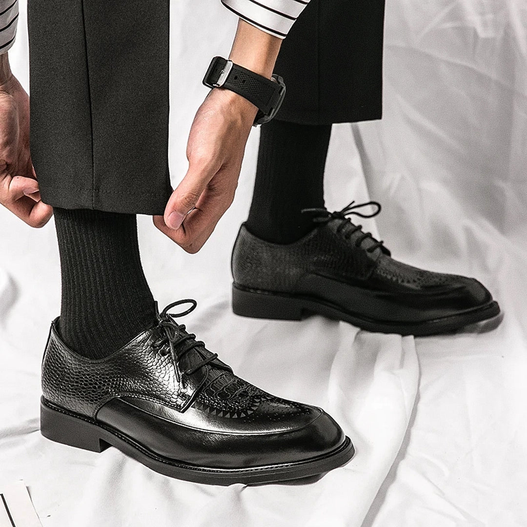Sapato masculino Derby Monzzani MZ913 em couro texturizado em escamas, design elegante com plataforma de 4 cm, ideal para looks formais e casuais.