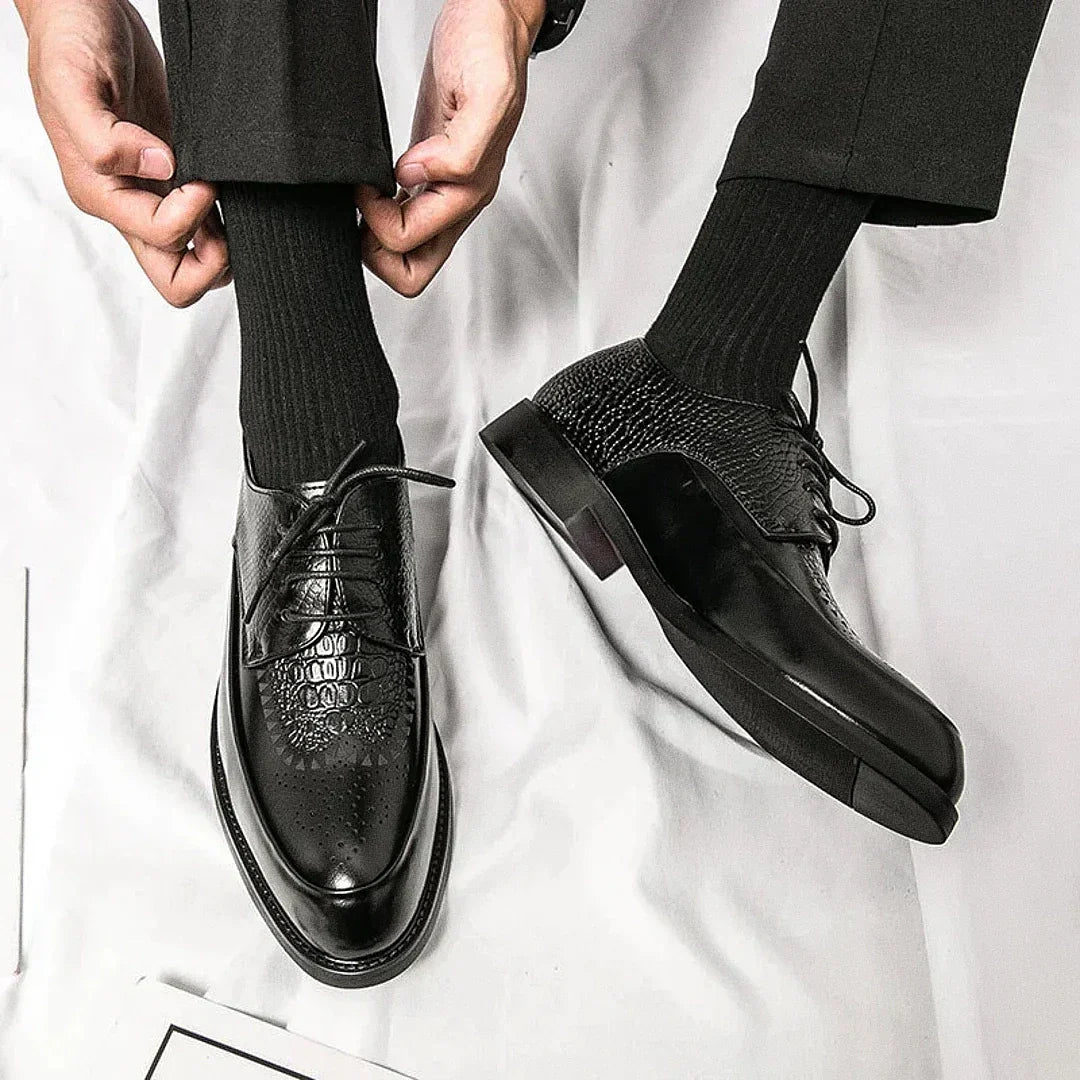 Sapato masculino Derby Monzzani MZ913 em couro texturizado em escamas, design elegante com plataforma de 4 cm, ideal para looks formais e casuais.