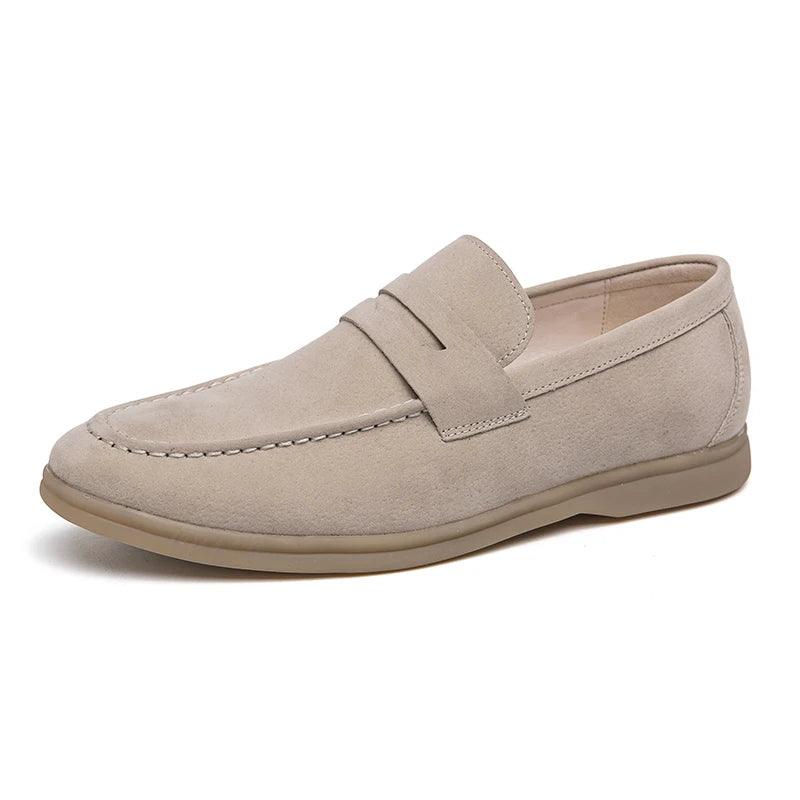 Sapato masculino Loafer Monzzani MZ900 em camurça, elegante e versátil, ideal para compor looks sociais e casuais com conforto e estilo.