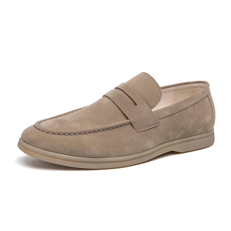 Sapato masculino Loafer Monzzani MZ900 em camurça, elegante e versátil, ideal para compor looks sociais e casuais com conforto e estilo.