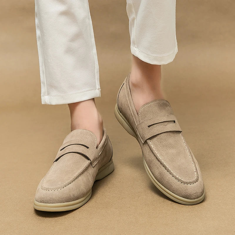Sapato masculino Loafer Monzzani MZ900 em camurça, elegante e versátil, ideal para compor looks sociais e casuais com conforto e estilo.