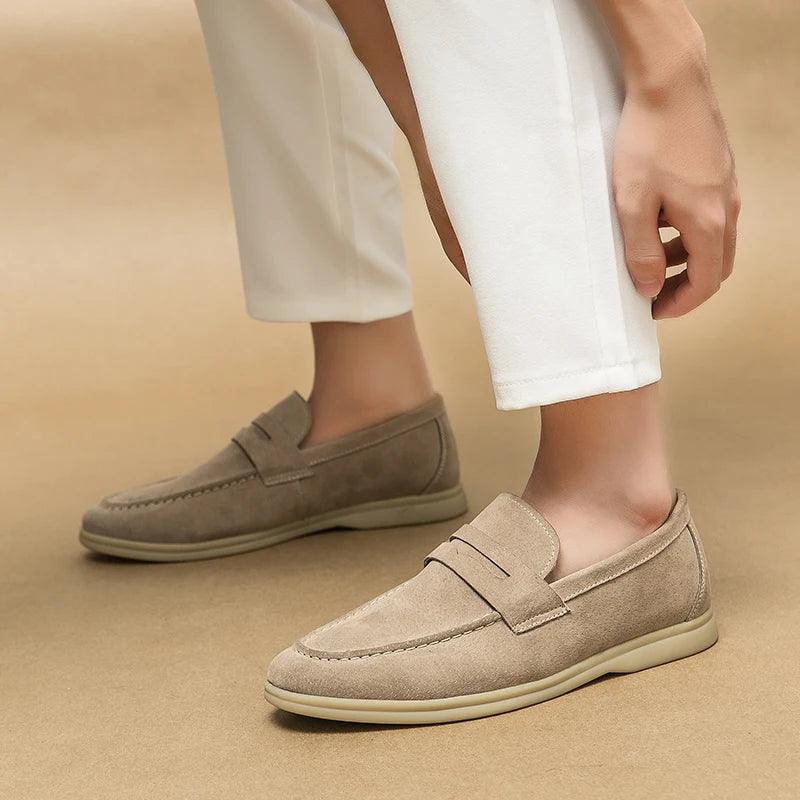 Sapato masculino Loafer Monzzani MZ900 em camurça, elegante e versátil, ideal para compor looks sociais e casuais com conforto e estilo.