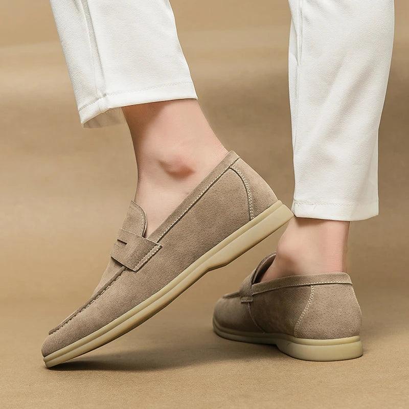 Sapato masculino Loafer Monzzani MZ900 em camurça, elegante e versátil, ideal para compor looks sociais e casuais com conforto e estilo.