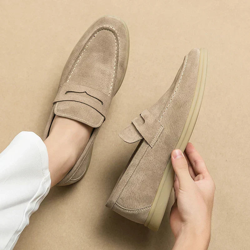 Sapato masculino Loafer Monzzani MZ900 em camurça, elegante e versátil, ideal para compor looks sociais e casuais com conforto e estilo.