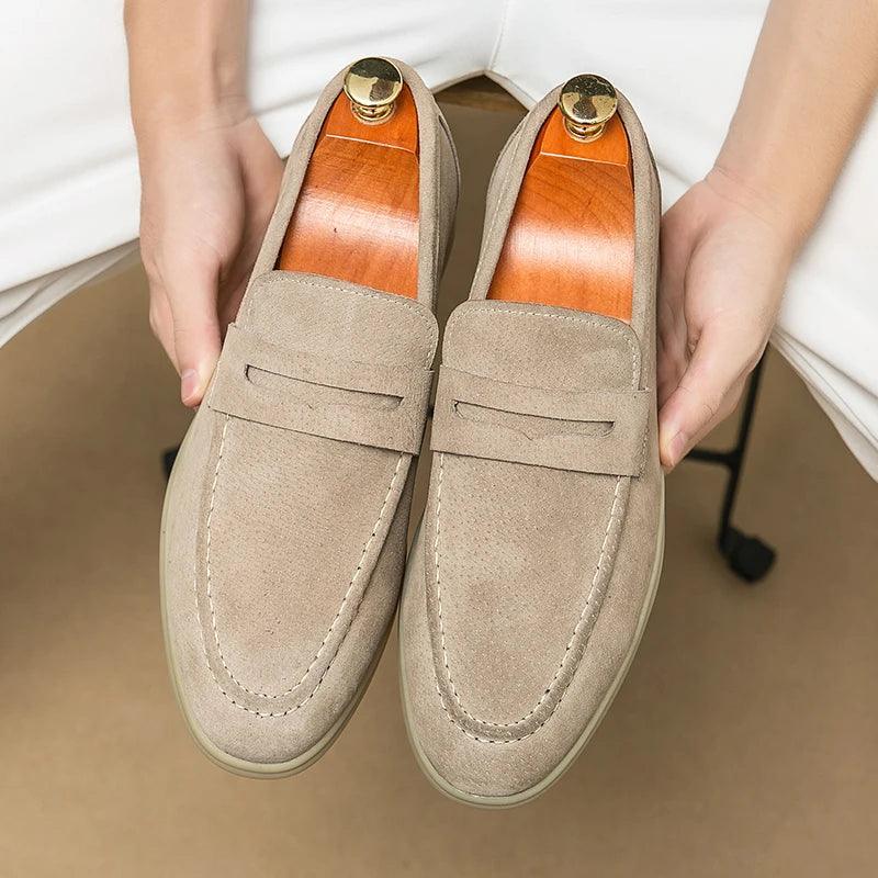 Sapato masculino Loafer Monzzani MZ900 em camurça, elegante e versátil, ideal para compor looks sociais e casuais com conforto e estilo.