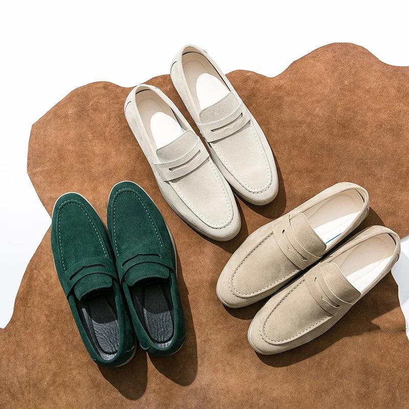Sapato masculino Loafer Monzzani MZ900 em camurça, elegante e versátil, ideal para compor looks sociais e casuais com conforto e estilo.