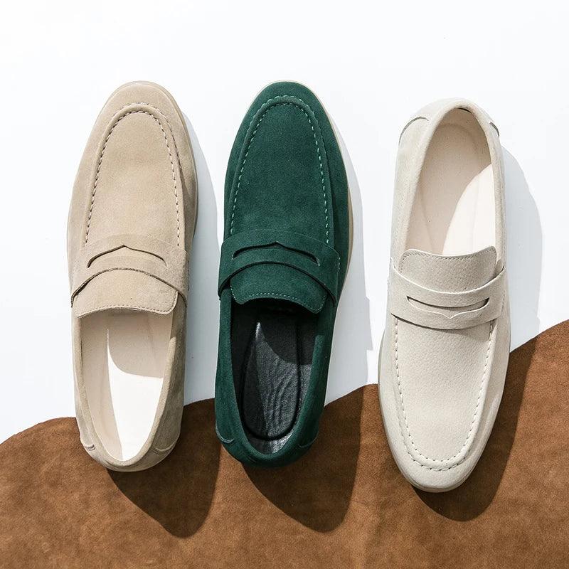 Sapato masculino Loafer Monzzani MZ900 em camurça, elegante e versátil, ideal para compor looks sociais e casuais com conforto e estilo.
