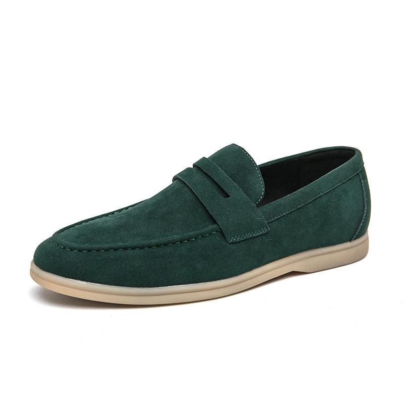 Sapato masculino Loafer Monzzani MZ900 em camurça, elegante e versátil, ideal para compor looks sociais e casuais com conforto e estilo.
