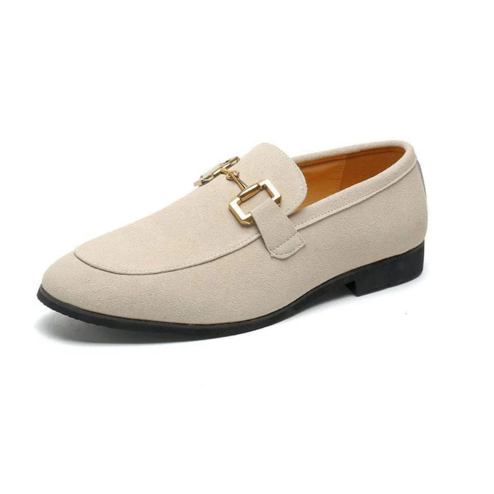 Sapato masculino Loafer Monzzani MZ901 em camurça com fivela, design elegante e confortável, perfeito para looks casuais sofisticados e ocasiões especiais.