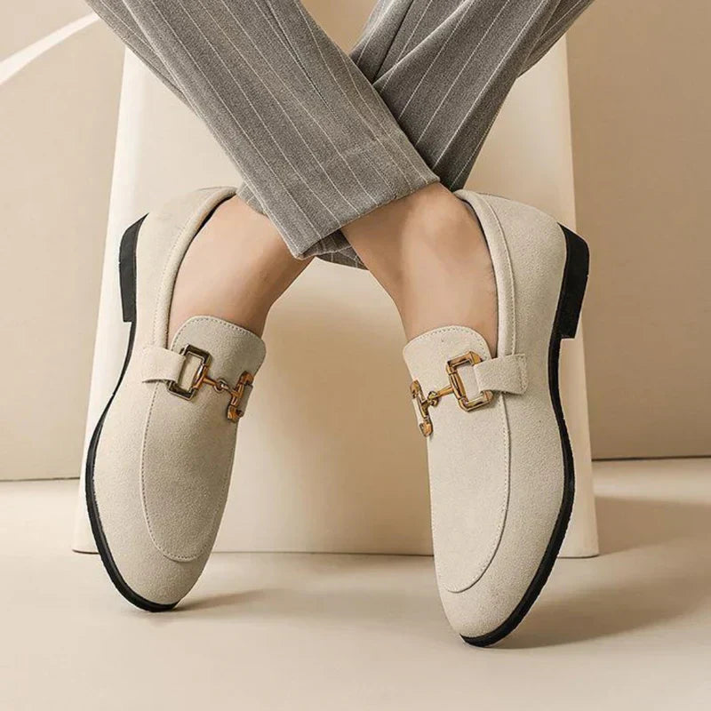 Sapato masculino Loafer Monzzani MZ901 em camurça com fivela, design elegante e confortável, perfeito para looks casuais sofisticados e ocasiões especiais.