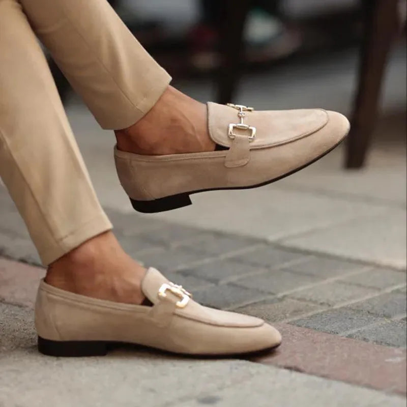 Sapato masculino Loafer Monzzani MZ901 em camurça com fivela, design elegante e confortável, perfeito para looks casuais sofisticados e ocasiões especiais.