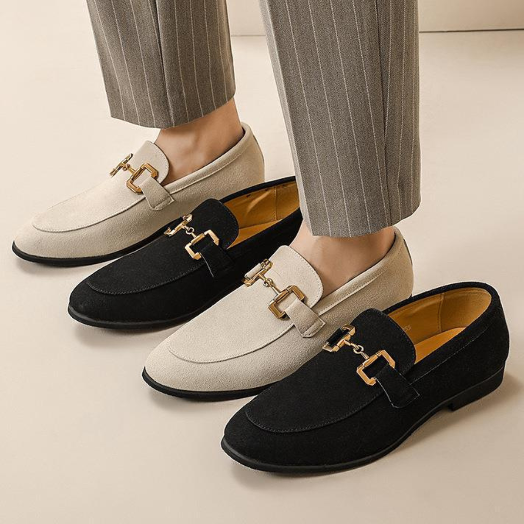 Sapato masculino Loafer Monzzani MZ901 em camurça com fivela, design elegante e confortável, perfeito para looks casuais sofisticados e ocasiões especiais.