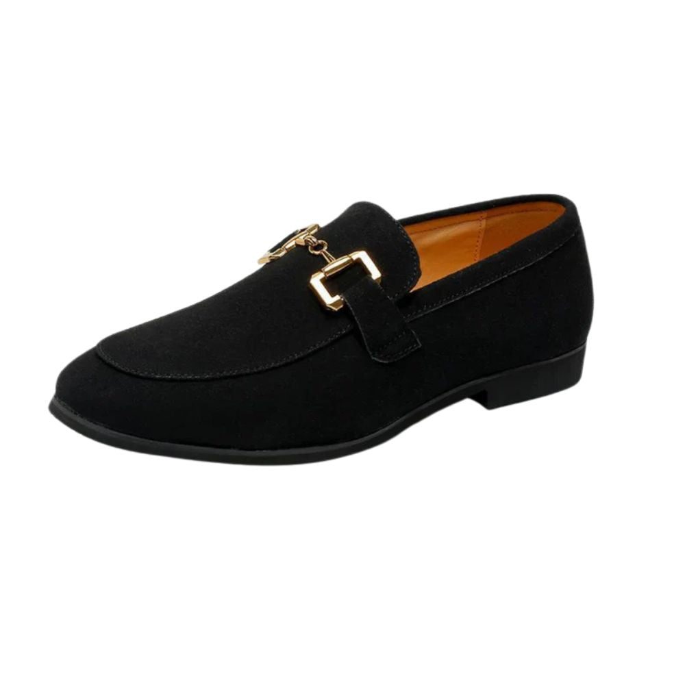 Sapato masculino Loafer Monzzani MZ901 em camurça com fivela, design elegante e confortável, perfeito para looks casuais sofisticados e ocasiões especiais.