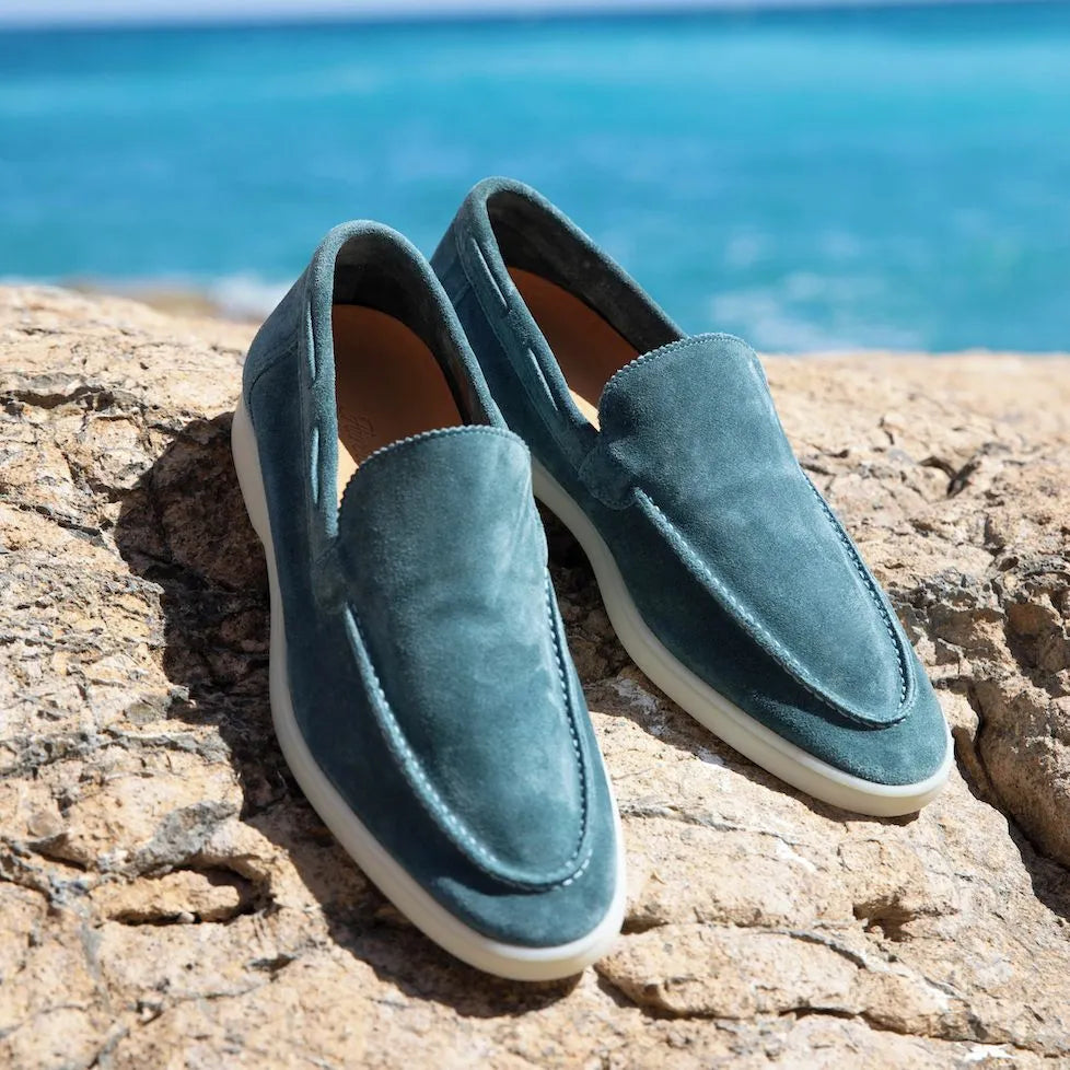 Sapato masculino Loafer Monzzani MZ902 em camurça, ideal para looks elegantes e casuais, com conforto e sofisticação para ocasiões especiais.