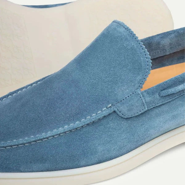 Sapato masculino Loafer Monzzani MZ902 em camurça, ideal para looks elegantes e casuais, com conforto e sofisticação para ocasiões especiais.